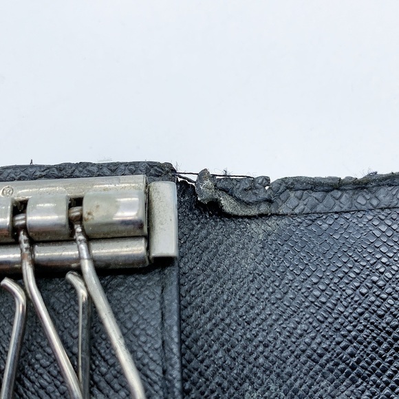 Louis Vuitton LV Cowhide Leather Key Holder - Picture 9 of 16